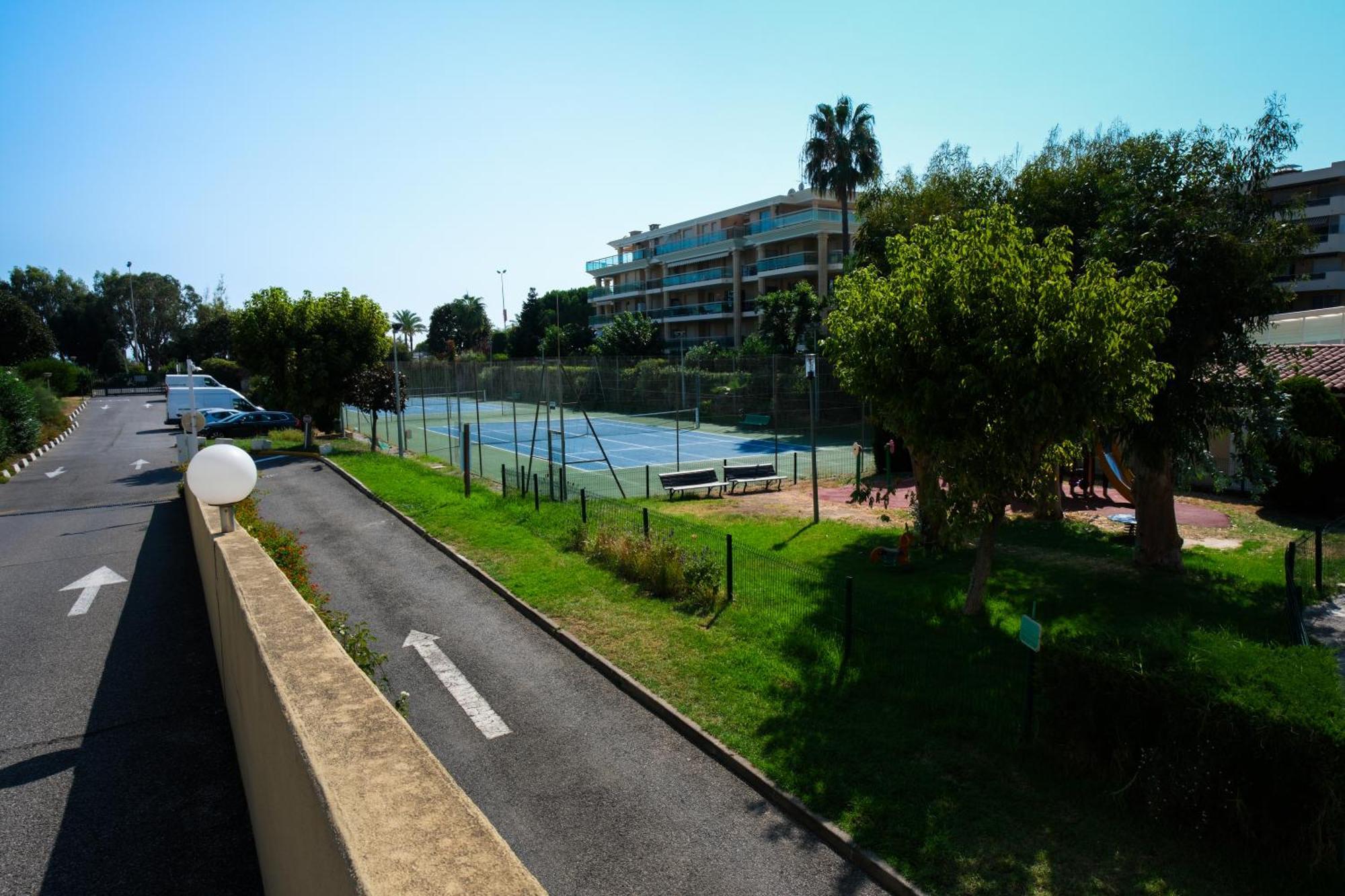 Villa Bono Jacuzzi & Spa Saint-Laurent-du-Var Exterior photo